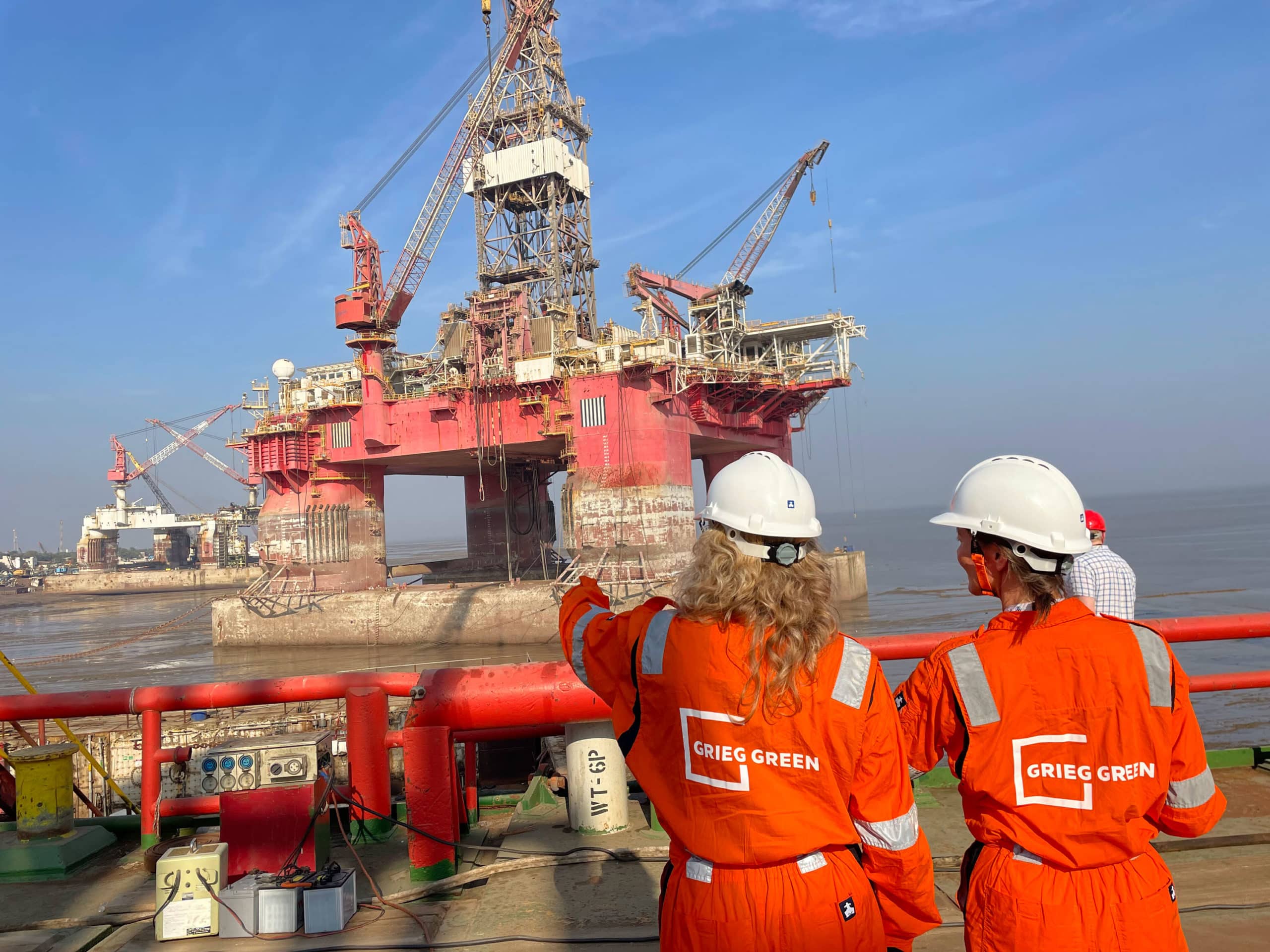 Two experts at Grieg Green checking out a offshore platform.