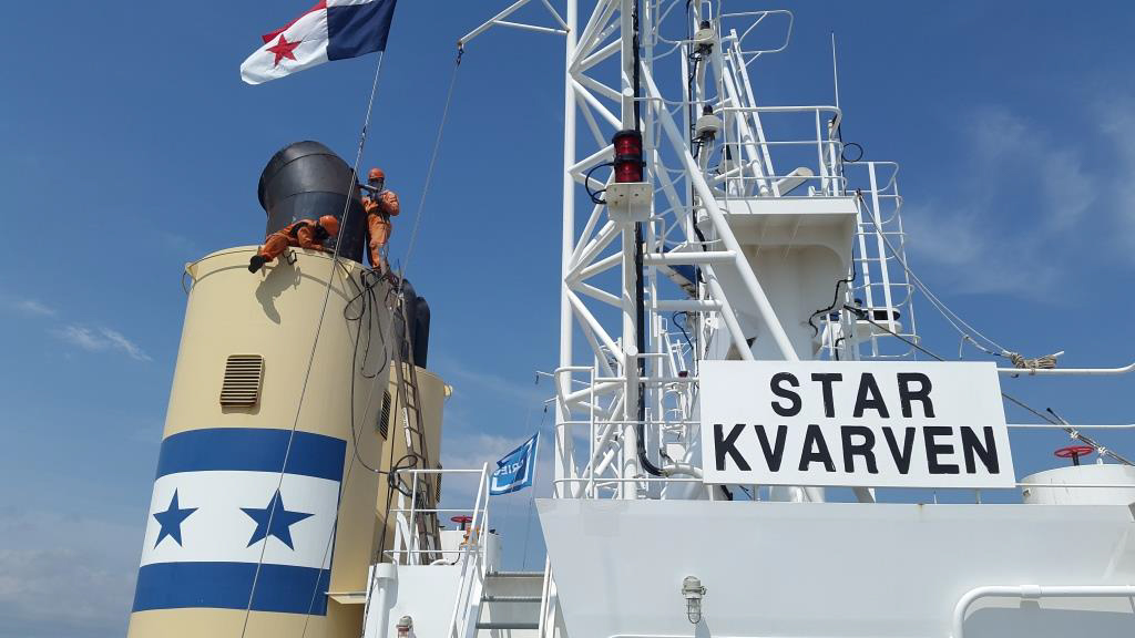 Two employees working on Star Kvarven, a vessel from Star shipping.