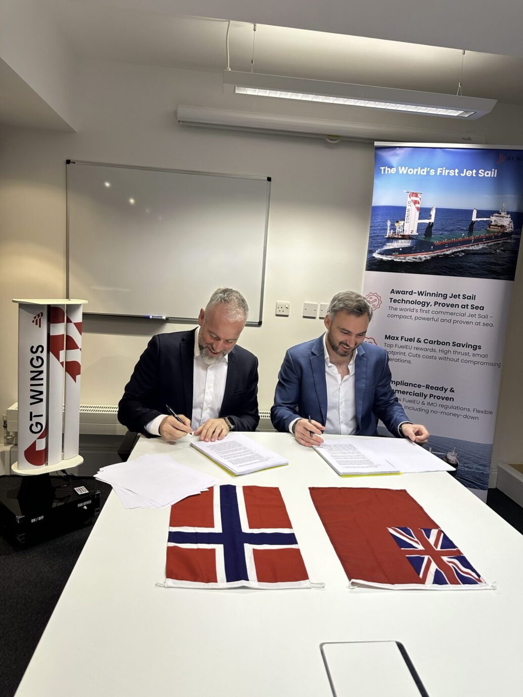 Grieg Star VP technology & Digitalisation Torleif Frimannslund and GT Wings CEO Liam Campbell signed the contract Thursday, March 26